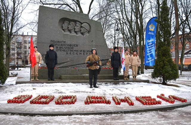 Корабелы Кронштадта зажгли «Свечу памяти»